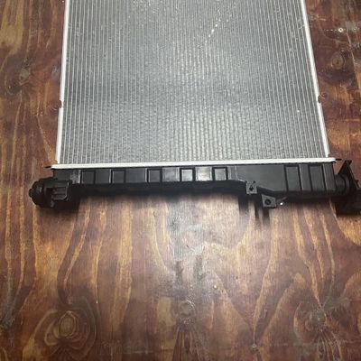 Maxus EV30 Serbatoio di acqua di plastica di alluminio Radiatore condensatore ASM OE C00122258 per l'impianto auto