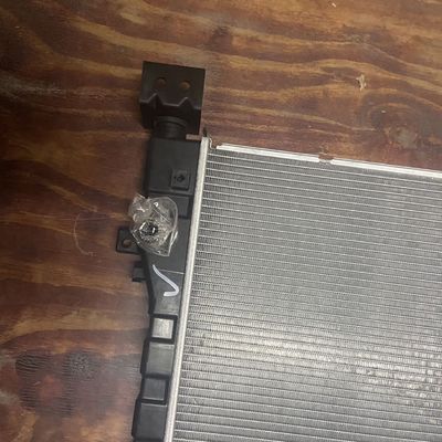 Maxus EV30 Serbatoio di acqua di plastica di alluminio Radiatore condensatore ASM OE C00122258 per l'impianto auto